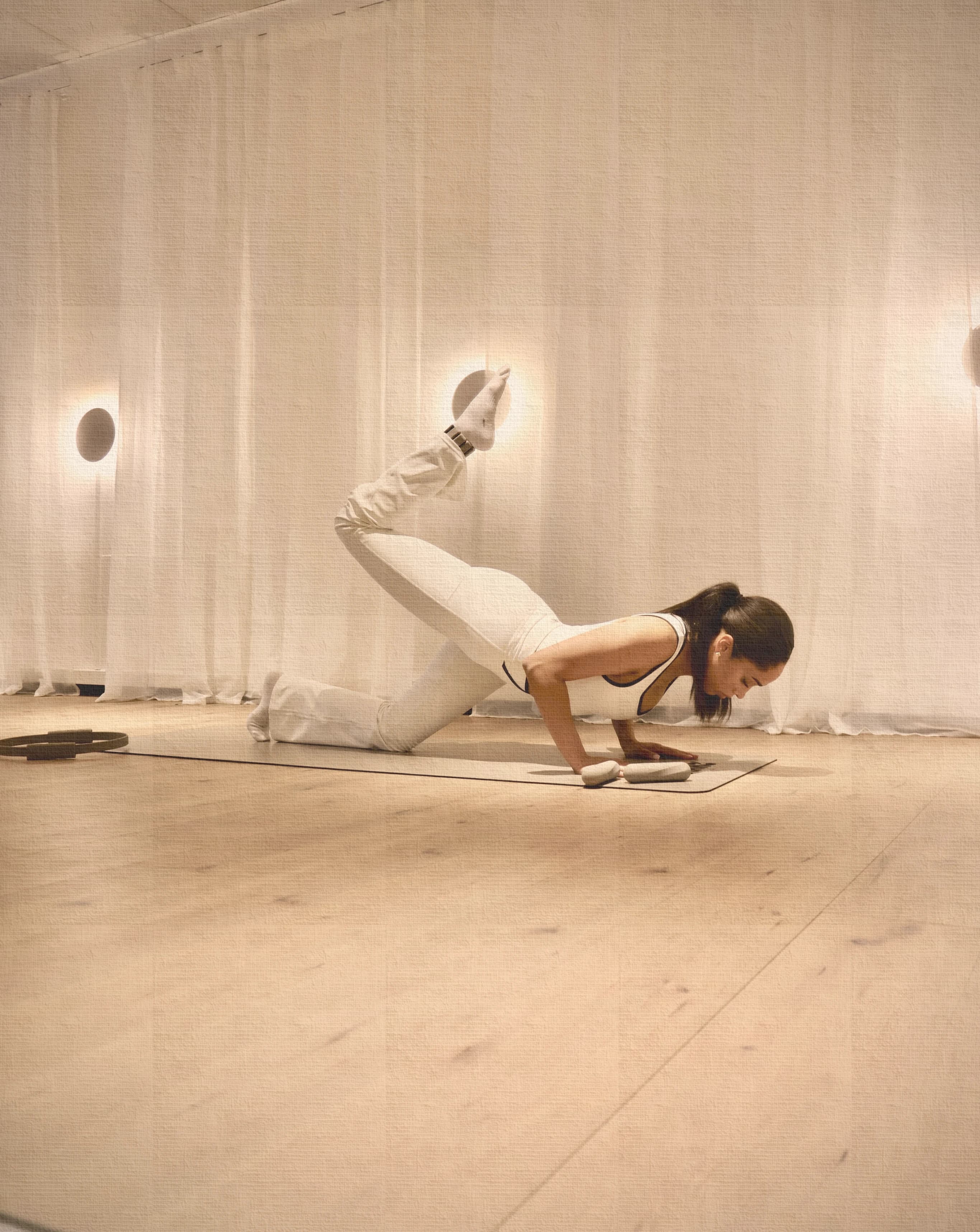 hero background – pilates-übung im shapes studio